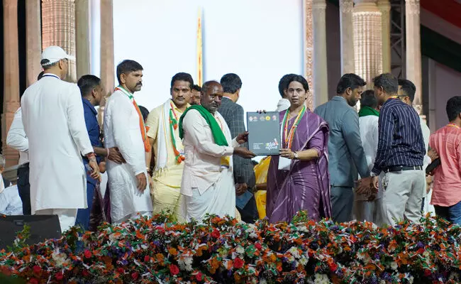 ಹೊಸಪೇಟೆ | ಸಮರ್ಪಣೆ ಸಂಕಲ್ಪ ಸಮಾವೇಶದಲ್ಲಿ ಹಕ್ಕು ಪತ್ರ ವಿತರಿಸಿದ ಸಚಿವೆ ಲಕ್ಷ್ಮೀ ಹೆಬ್ಬಾಳ್ಕರ್