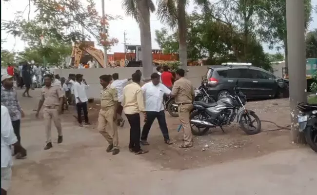 ಕಲಬುರಗಿ | ಪೊಲೀಸ್ ಠಾಣೆ ಎದುರೇ ಎರಡು ಗುಂಪುಗಳ ಮಧ್ಯೆ ಗಲಾಟೆ : ವಿಡಿಯೋ ವೈರಲ್ ಕಲಬುರಗಿ | ಪೊಲೀಸ್ ಠಾಣೆ ಎದುರೇ ಎರಡು ಗುಂಪುಗಳ ಮಧ್ಯೆ ಗಲಾಟೆ : ವಿಡಿಯೋ ವೈರಲ್