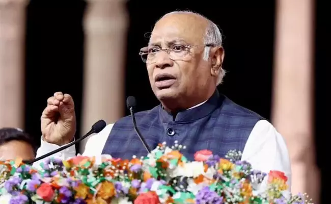 ಎಸ್‍ಸಿ ಪಟ್ಟಿಗೆ ‘ಲಿಂಗಾಯತ ಬೇಡ ಜಂಗಮ’ ಸೇರ್ಪಡೆ ಅಸ್ಪೃಶ್ಯ ವಿರೋಧಿ ನಡೆ : ಎಐಸಿಸಿ ಅಧ್ಯಕ್ಷ ಮಲ್ಲಿಕಾರ್ಜುನ ಖರ್ಗೆ