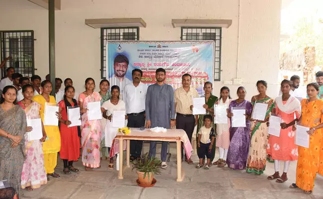 ಅಂಗನವಾಡಿ ಕಾರ್ಯಕರ್ತೆಯರು ಬಾಲ್ಯ ವಿವಾಹ ನಡೆಯದಂತೆ ಎಚ್ಚರಿಕೆ ವಹಿಸಿ : ಶಾಸಕ ಶರಣಗೌಡ ಕಂದಕೂರ ಅಂಗನವಾಡಿ ಕಾರ್ಯಕರ್ತೆಯರು ಬಾಲ್ಯ ವಿವಾಹ ನಡೆಯದಂತೆ ಎಚ್ಚರಿಕೆ ವಹಿಸಿ : ಶಾಸಕ ಶರಣಗೌಡ ಕಂದಕೂರ