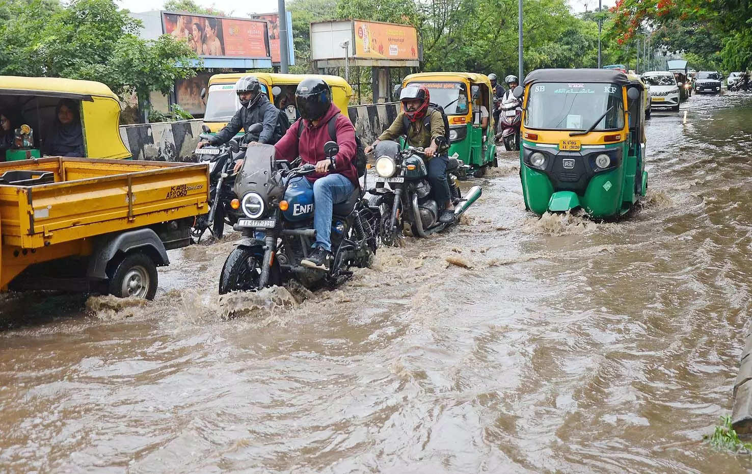 ಬೆಂಗಳೂರು ನಗರದಲ್ಲಿ ಮುಂದುವರೆದ ಮಳೆ, ಜಲದಿಗ್ಬಂಧನದಲ್ಲಿ ಜನತೆ ಬೆಂಗಳೂರು ನಗರದಲ್ಲಿ ಮುಂದುವರೆದ ಮಳೆ, ಜಲದಿಗ್ಬಂಧನದಲ್ಲಿ ಜನತೆ