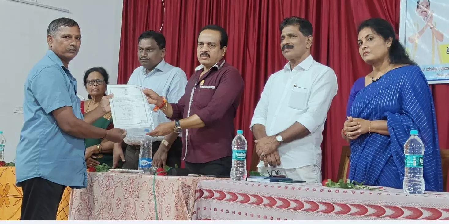 ಉಪ್ಪಿನಂಗಡಿ: ಶಾಸಕರ ನಡೆ - ಗ್ರಾಮದ ಕಡೆ ವಿಶೇಷ ಅಭಿಯಾನ; ಹಕ್ಕುಪತ್ರ ವಿತರಣೆ ಉಪ್ಪಿನಂಗಡಿ: ಶಾಸಕರ ನಡೆ - ಗ್ರಾಮದ ಕಡೆ ವಿಶೇಷ ಅಭಿಯಾನ; ಹಕ್ಕುಪತ್ರ ವಿತರಣೆ