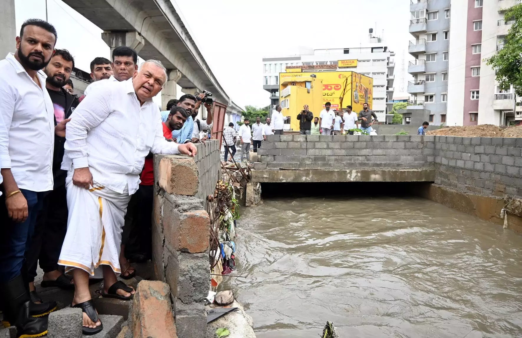 ಬೆಂಗಳೂರಿನಲ್ಲಿ ಮಳೆ ನೀರು ಸಮಸ್ಯೆ; ಅಧಿಕಾರಿಗಳಿಗೆ ರಾಮಲಿಂಗಾರೆಡ್ಡಿ ತರಾಟೆ ಬೆಂಗಳೂರಿನಲ್ಲಿ ಮಳೆ ನೀರು ಸಮಸ್ಯೆ; ಅಧಿಕಾರಿಗಳಿಗೆ ರಾಮಲಿಂಗಾರೆಡ್ಡಿ ತರಾಟೆ