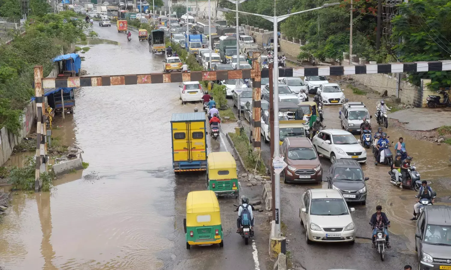 ಭಾರೀ ಮಳೆಗೆ ತತ್ತರಿಸಿದ ಬೆಂಗಳೂರು; ಚಿತ್ರಗಳಲ್ಲಿ ನೋಡಿ..