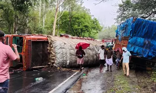 ಚಾಮರಾಜನಗರ:ಹೆದ್ದಾರಿ ಮಧ್ಯೆ ಪಲ್ಟಿಯಾದ ಅಕ್ಕಿ ಸಾಗಾಟದ ಲಾರಿ; ಚಾಲಕನಿಗೆ ಗಾಯ
