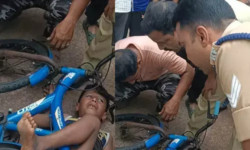 ಕಾಸರಗೋಡು: ಸೈಕಲ್ ಚೈನ್‌ಗೆ ಕಾಲು ಸಿಲುಕಿದ ಒದ್ದಾಡಿದ ಬಾಲಕ; ಅಗ್ನಿಶಾಮಕ ದಳದ ಸಿಬ್ಬಂದಿಯಿಂದ ರಕ್ಷಣೆ