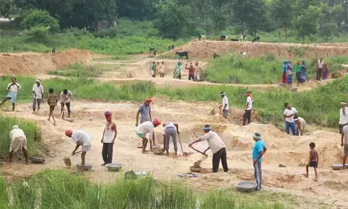ನರೇಗಾದಡಿ ಕೆಲಸಕ್ಕೆ ಬೇಡಿಕೆ ಏರಿಕೆ; ಆದರೆ ಉದ್ಯೋಗ ಸೃಷ್ಟಿಯಲ್ಲಿ ಇಳಿಕೆ