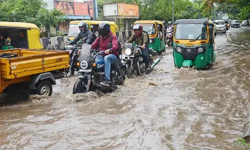 ಬೆಂಗಳೂರು ನಗರದಲ್ಲಿ ಮುಂದುವರೆದ ಮಳೆ, ಜಲದಿಗ್ಬಂಧನದಲ್ಲಿ ಜನತೆ