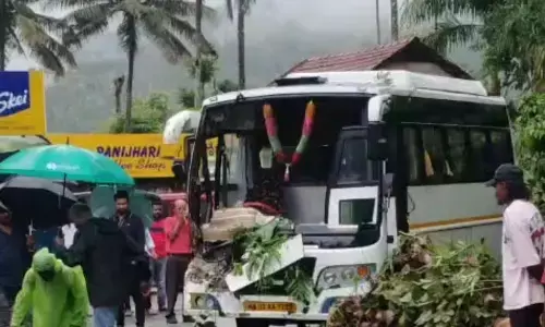 ಚಿಕ್ಕಮಗಳೂರಿನಲ್ಲಿ ಧಾರಾಕಾರ ಮಳೆ: ಚಲಿಸುತ್ತಿದ್ದ ಬಸ್ ಮೇಲೆ ಉರುಳಿದ ಮರ, ಪ್ರಾಯಾಣಿಕರು ಪಾರು