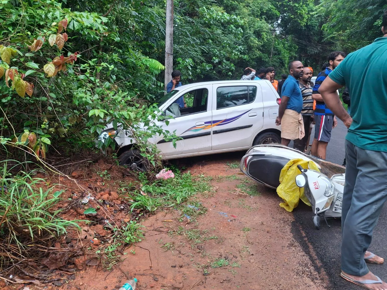 ವಿಟ್ಲ: ಪೆಟ್ರೋಲ್ ತುಂಬಿಸಿ ಹಣ ನೀಡದೇ ಪರಾರಿಯಾದ ಕಾರು ಸಾಲೆತ್ತೂರಿನಲ್ಲಿ ಅಪಘಾತ