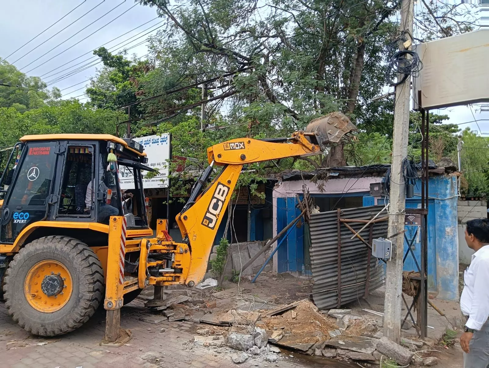 ರಾಯಚೂರು | ವಕ್ಫ್ ಬೋರ್ಡ್ ಪರ ತೀರ್ಪು ಹಿನ್ನೆಲೆಯಲ್ಲಿ ಹಾಶ್ಮಿಯ ಕಾಂಪೌಂಡ್ ಜಮೀನು ಅತಿಕ್ರಮಣ ತೆರವು: ನಿವಾಸಿಗಳಿಂದ ಪ್ರತಿಭಟನೆ, ಧರಣಿ