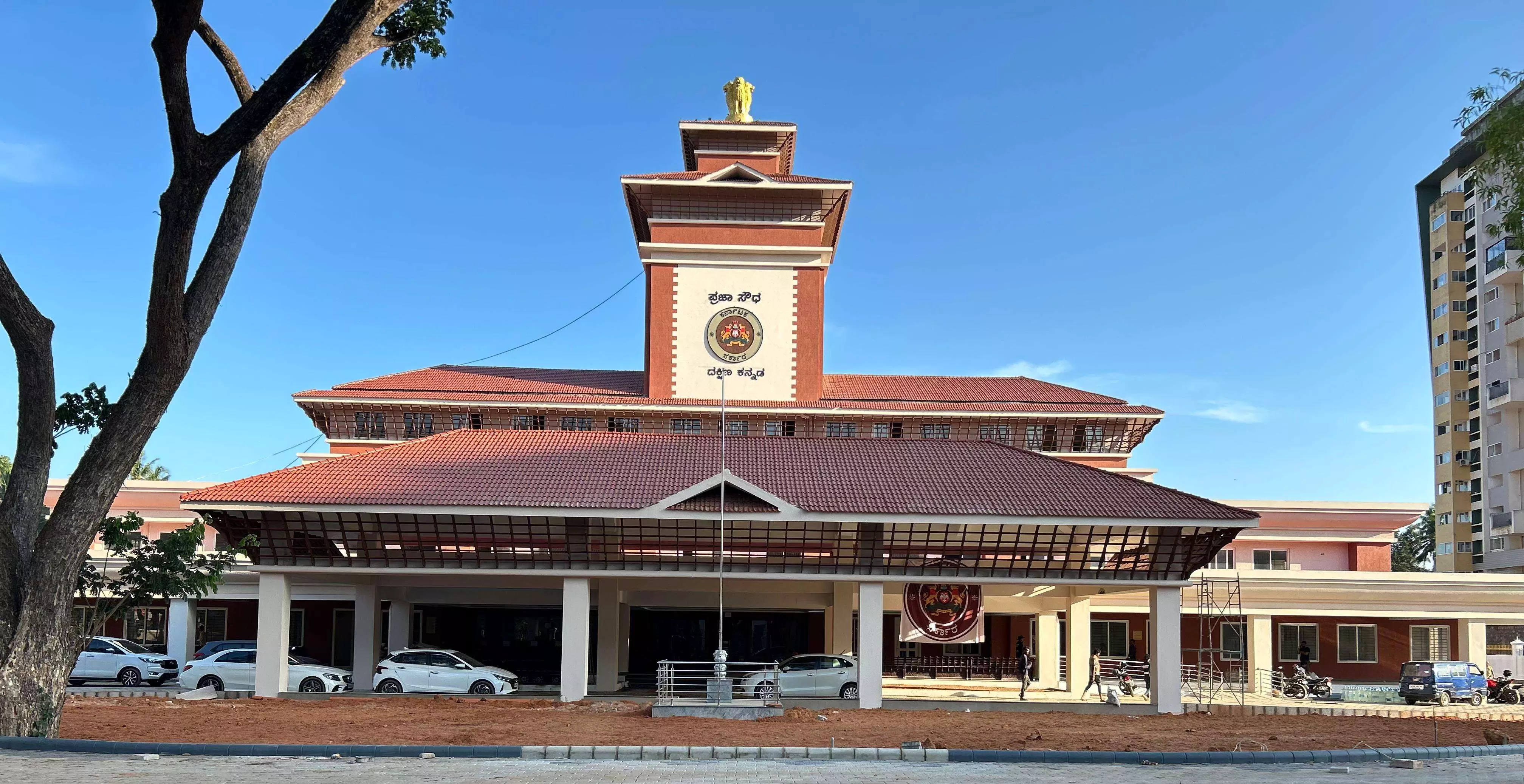 ನೂತನ ದ.ಕ. ಜಿಲ್ಲಾಧಿಕಾರಿ ಕಚೇರಿಯಲ್ಲಿ ಮೊದಲ ಸಭೆ