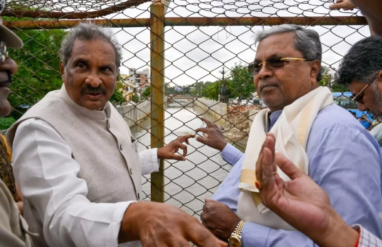 ಮುಲಾಜಿಲ್ಲದೆ ರಾಜಕಾಲುವೆ ಒತ್ತುವರಿ ತೆರವುಗೊಳಿಸಲು ಅಧಿಕಾರಿಗಳಿಗೆ ಸೂಚನೆ ನೀಡಿದ ಸಿಎಂ ಸಿದ್ದರಾಮಯ್ಯ ಮುಲಾಜಿಲ್ಲದೆ ರಾಜಕಾಲುವೆ ಒತ್ತುವರಿ ತೆರವುಗೊಳಿಸಲು ಅಧಿಕಾರಿಗಳಿಗೆ ಸೂಚನೆ ನೀಡಿದ ಸಿಎಂ ಸಿದ್ದರಾಮಯ್ಯ