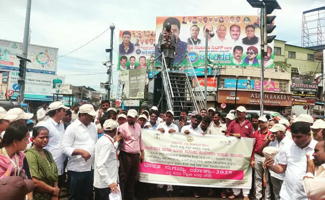 ಕಲಬುರಗಿ | ಜಿಲ್ಲಾಧಿಕಾರಿಗಳಿಂದ ʼಭಾರತ ಸುಗಮ್ಯ ಯಾತ್ರೆʼಗೆ ಚಾಲನೆ ಕಲಬುರಗಿ | ಜಿಲ್ಲಾಧಿಕಾರಿಗಳಿಂದ ʼಭಾರತ ಸುಗಮ್ಯ ಯಾತ್ರೆʼಗೆ ಚಾಲನೆ