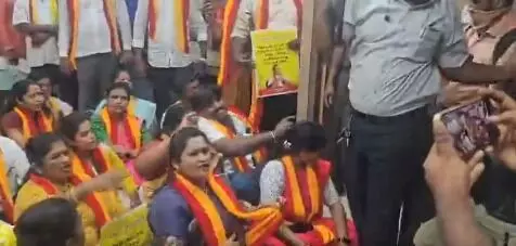 ಕನ್ನಡದಲ್ಲಿ ವ್ಯವಹರಿಸಹಲು ನಿರಾಕರಿಸಿರುವ ಎಸ್ಬಿಐ ಸಿಬ್ಬಂದಿ ನಡೆ ಖಂಡಿಸಿ ಕರವೇ ಪ್ರತಿಭಟನೆ ಕನ್ನಡದಲ್ಲಿ ವ್ಯವಹರಿಸಹಲು ನಿರಾಕರಿಸಿರುವ ಎಸ್ಬಿಐ ಸಿಬ್ಬಂದಿ ನಡೆ ಖಂಡಿಸಿ ಕರವೇ ಪ್ರತಿಭಟನೆ