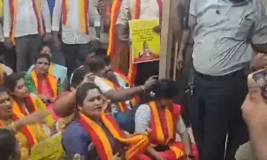 ಕನ್ನಡದಲ್ಲಿ ವ್ಯವಹರಿಸಹಲು ನಿರಾಕರಿಸಿರುವ ಎಸ್‍ಬಿಐ ಸಿಬ್ಬಂದಿ ನಡೆ ಖಂಡಿಸಿ ಕರವೇ ಪ್ರತಿಭಟನೆ