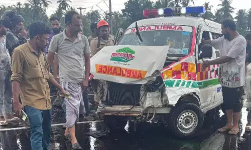 ಕಾಸರಗೋಡು | ಅಂಬ್ಯುಲೆನ್ಸ್ – ಕಾರು ನಡುವೆ ಅಪಘಾತ, ಚಿಕಿತ್ಸೆಗೆ ತೆರಳುತ್ತಿದ್ದ ಮಹಿಳೆ ಮೃತ್ಯು