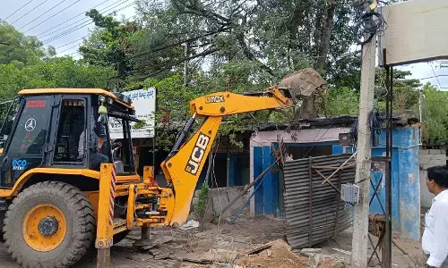 ರಾಯಚೂರು | ವಕ್ಫ್ ಬೋರ್ಡ್ ಪರ ತೀರ್ಪು ಹಿನ್ನೆಲೆಯಲ್ಲಿ ಹಾಶ್ಮಿಯ ಕಾಂಪೌಂಡ್ ಜಮೀನು ಅತಿಕ್ರಮಣ ತೆರವು: ನಿವಾಸಿಗಳಿಂದ ಪ್ರತಿಭಟನೆ, ಧರಣಿ