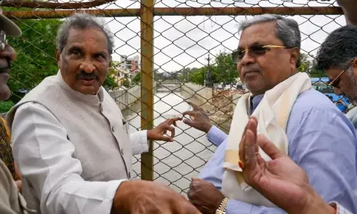 ಮುಲಾಜಿಲ್ಲದೆ ರಾಜಕಾಲುವೆ ಒತ್ತುವರಿ ತೆರವುಗೊಳಿಸಲು ಅಧಿಕಾರಿಗಳಿಗೆ ಸೂಚನೆ ನೀಡಿದ ಸಿಎಂ ಸಿದ್ದರಾಮಯ್ಯ