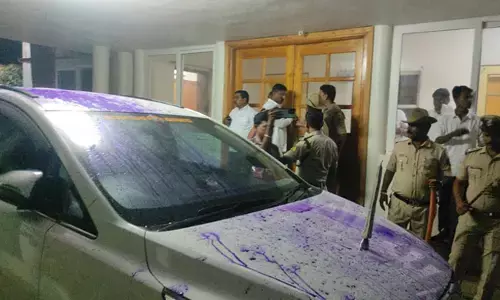 ಪ್ರಿಯಾಂಕ್ ಖರ್ಗೆ ವಿರುದ್ಧ ಅವಹೇಳನಕಾರಿ ಹೇಳಿಕೆ | ಛಲವಾದಿ ನಾರಾಯಣಸ್ವಾಮಿ ಕಾರಿಗೆ ಬಣ್ಣ ಎರಚಿ ಆಕ್ರೋಶ ಹೊರಹಾಕಿದ ಕಾಂಗ್ರೆಸ್ ಕಾರ್ಯಕರ್ತರು