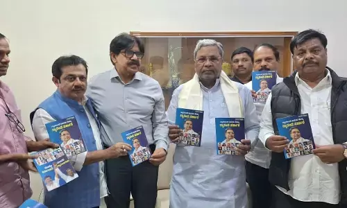 ವಾರ್ತಾಭಾರತಿ ಪ್ರಕಟಿಸಿದ ಸ್ವಾವಲಂಬಿ ಬದುಕು ಕೊಟ್ಟ ಗ್ಯಾರಂಟಿ ಸರಕಾರ ಪುಸ್ತಕ ಲೋಕಾರ್ಪಣೆಗೊಳಿಸಿದ ಸಿಎಂ