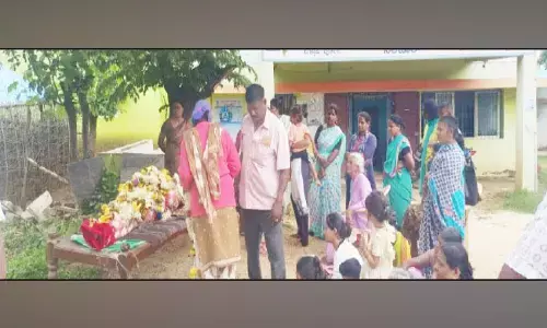 ತುಮಕೂರು | ಅಂತ್ಯ ಸಂಸ್ಕಾರಕ್ಕಾಗಿ ಪರದಾಟ: ನೆಲಹಾಲ್ ಗ್ರಾಪಂ ಎದುರು ಮೃತದೇಹವನ್ನಿಟ್ಟು ಗ್ರಾಮಸ್ಥರ ಪ್ರತಿಭಟನೆ