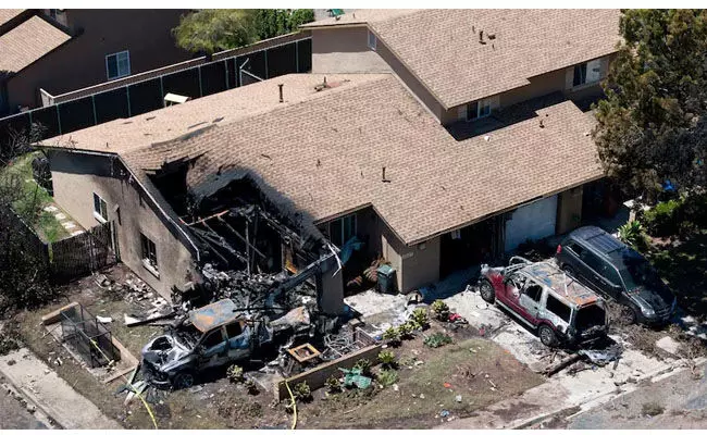 ಮನೆ ಮೇಲೆ ಪತನಗೊಂಡ ಲಘು ವಿಮಾನ; ಆರು ಮಂದಿ ಮೃತ್ಯು ಮನೆ ಮೇಲೆ ಪತನಗೊಂಡ ಲಘು ವಿಮಾನ; ಆರು ಮಂದಿ ಮೃತ್ಯು