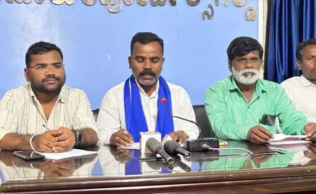 ರಾಯಚೂರು | ಸಾರ್ವಜನಿಕ ಸ್ಥಳದಲ್ಲಿ ಸರಕಾರಿ ಅಧಿಕಾರಿಗೆ ನಿಂದನೆ; ದಲಿತ ಸಂಘರ್ಷ ಸಮಿತಿ ಖಂಡನೆ