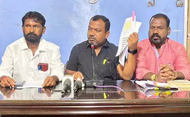 ರಾಯಚೂರು | ಹಾಶ್ಮಿಯ ಕಾಂಪೌಂಡ್ ವ್ಯಾಪ್ತಿಯ ಮನೆಗಳ ತೆರವು ಸಂವಿಧಾನ ವಿರೋಧಿಯಾಗಿದೆ : ಮಹೇಂದ್ರ ಕುಮಾರ ಮಿತ್ರ ರಾಯಚೂರು | ಹಾಶ್ಮಿಯ ಕಾಂಪೌಂಡ್ ವ್ಯಾಪ್ತಿಯ ಮನೆಗಳ ತೆರವು ಸಂವಿಧಾನ ವಿರೋಧಿಯಾಗಿದೆ : ಮಹೇಂದ್ರ ಕುಮಾರ ಮಿತ್ರ