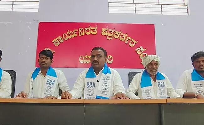 ಯಾದಗಿರಿ | ಜಾತಿ ನಿಂದನೆಗೈದು ಹಲ್ಲೆ ಪ್ರಕರಣ : ಆರೋಪಿಗಳನ್ನು ಬಂಧಿಸುವಂತೆ ಅಂಬೇಡ್ಕರ್ ಸ್ವಾಭಿಮಾನಿ ಸೇನೆ ಆಗ್ರಹ ಯಾದಗಿರಿ | ಜಾತಿ ನಿಂದನೆಗೈದು ಹಲ್ಲೆ ಪ್ರಕರಣ : ಆರೋಪಿಗಳನ್ನು ಬಂಧಿಸುವಂತೆ ಅಂಬೇಡ್ಕರ್ ಸ್ವಾಭಿಮಾನಿ ಸೇನೆ ಆಗ್ರಹ