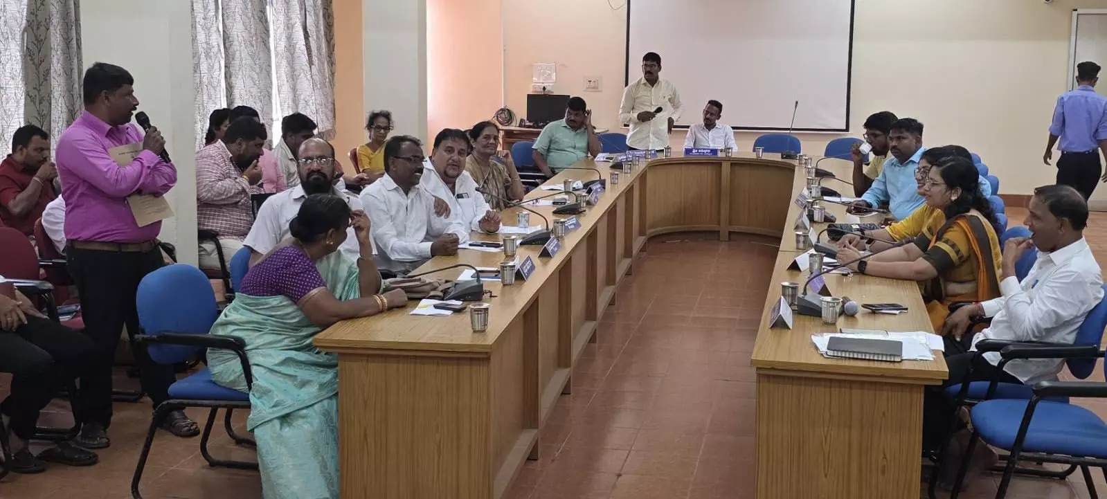 ಕುಂದಾಪುರ ರಾ.ಹೆದ್ದಾರಿ ಸರ್ವಿಸ್ ರಸ್ತೆಯಲ್ಲಿ ನೀರು ನಿಲ್ಲುವ ಸಮಸ್ಯೆ: ಪುರಸಭೆ ವಿಶೇಷ ಸಭೆಯಲ್ಲಿ ಗುತ್ತಿಗೆದಾರರು, ಇಂಜಿನಿಯರ್‌ಗೆ ತರಾಟೆ