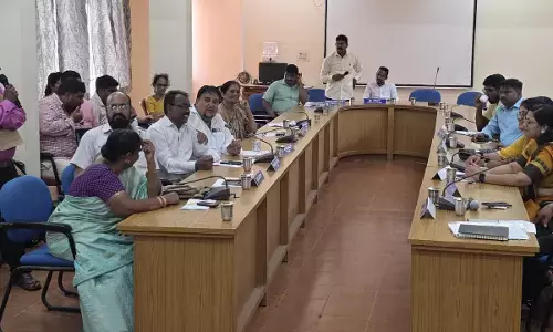 ಕುಂದಾಪುರ ರಾ.ಹೆದ್ದಾರಿ ಸರ್ವಿಸ್ ರಸ್ತೆಯಲ್ಲಿ ನೀರು ನಿಲ್ಲುವ ಸಮಸ್ಯೆ: ಪುರಸಭೆ ವಿಶೇಷ ಸಭೆಯಲ್ಲಿ ಗುತ್ತಿಗೆದಾರರು, ಇಂಜಿನಿಯರ್‌ಗೆ ತರಾಟೆ