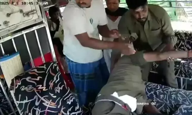 ಬಸ್ ಚಲಾಯಿಸುತ್ತಿದ್ದಾಗ ಚಾಲಕನಿಗೆ ಹೃದಯಾಘಾತ; ಕಂಡಕ್ಟರ್ ಸಮಯಪ್ರಜ್ಞೆಯಿಂದ ತಪ್ಪಿದ ಅನಾಹುತ ಬಸ್ ಚಲಾಯಿಸುತ್ತಿದ್ದಾಗ ಚಾಲಕನಿಗೆ ಹೃದಯಾಘಾತ; ಕಂಡಕ್ಟರ್ ಸಮಯಪ್ರಜ್ಞೆಯಿಂದ ತಪ್ಪಿದ ಅನಾಹುತ