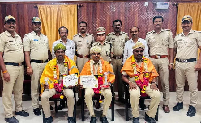 ಕಲಬುರಗಿ | ಕ್ರೀಡಾಕೂಟದಲ್ಲಿ ವಿಜೇತರಾದ ಪೊಲೀಸ್ ಸಿಬ್ಬಂದಿಗಳಿಗೆ ಸನ್ಮಾನ ಕಲಬುರಗಿ | ಕ್ರೀಡಾಕೂಟದಲ್ಲಿ ವಿಜೇತರಾದ ಪೊಲೀಸ್ ಸಿಬ್ಬಂದಿಗಳಿಗೆ ಸನ್ಮಾನ