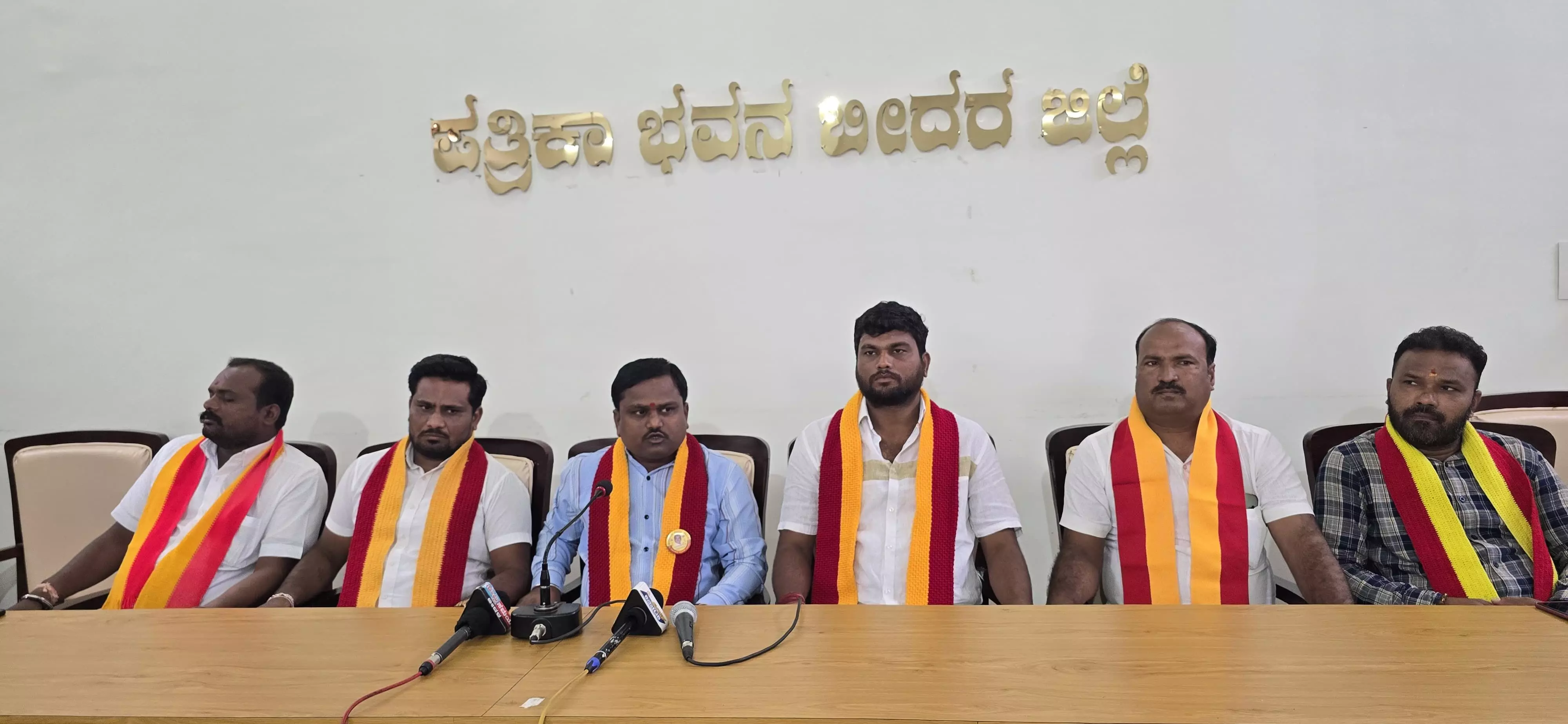 ಬೀದರ್ | ನಕಲಿ ಕೋಚಿಂಗ್ ಸೆಂಟರ್ಗಳ ರದ್ದತಿಗೆ ಆಗ್ರಹಿಸಿ ಜೂ.5 ರಂದು ಡಿಸಿ ಕಚೇರಿಗೆ ಮುತ್ತಿಗೆ : ಸೋಮನಾಥ್ ಮುಧೋಳ್ ಬೀದರ್ | ನಕಲಿ ಕೋಚಿಂಗ್ ಸೆಂಟರ್ಗಳ ರದ್ದತಿಗೆ ಆಗ್ರಹಿಸಿ ಜೂ.5 ರಂದು ಡಿಸಿ ಕಚೇರಿಗೆ ಮುತ್ತಿಗೆ : ಸೋಮನಾಥ್ ಮುಧೋಳ್