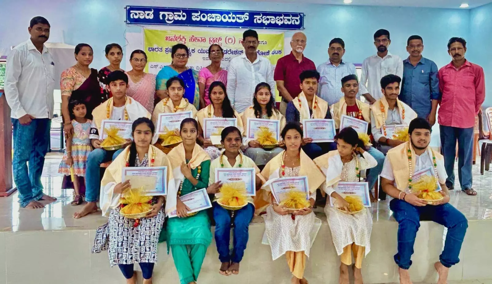 ಎಸೆಸೆಲ್ಸಿ, ಪಿಯುಸಿ ವಿದ್ಯಾರ್ಥಿಗಳಿಗೆ ಪ್ರತಿಭಾ ಪುರಸ್ಕಾರ ವಿತರಣೆ ಎಸೆಸೆಲ್ಸಿ, ಪಿಯುಸಿ ವಿದ್ಯಾರ್ಥಿಗಳಿಗೆ ಪ್ರತಿಭಾ ಪುರಸ್ಕಾರ ವಿತರಣೆ