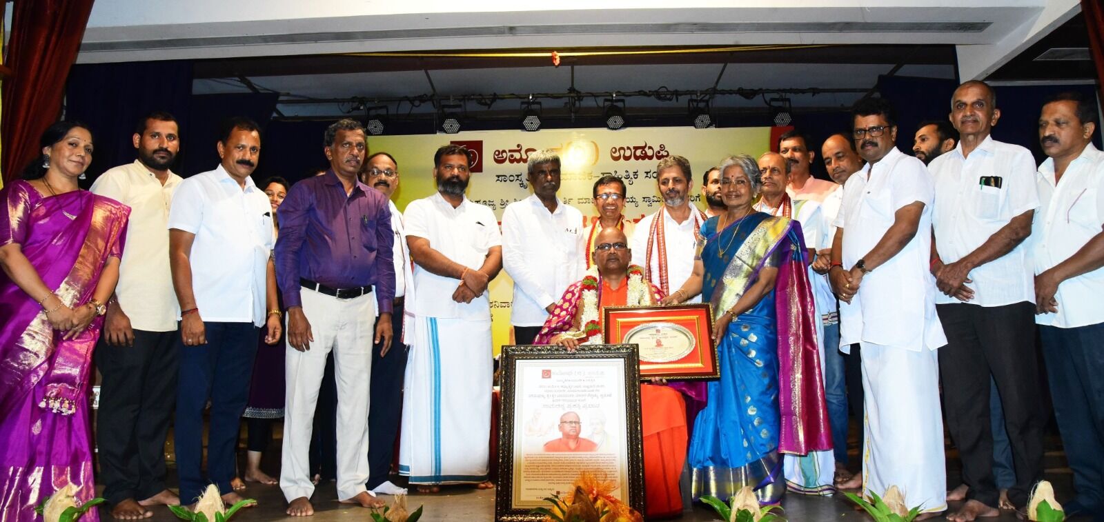 ‘ಸಾಮರಸ್ಯ’ ಪ್ರಶಸ್ತಿ ಪುರಸ್ಕಾರ ಸ್ವೀಕರಿಸಿದ ಶ್ರೀಮಾದಾರ ಚೆನ್ನಯ್ಯ ಸ್ವಾಮೀಜಿ