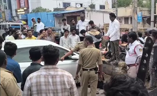 ಕಲಬುರಗಿ | ಚಲಿಸುತ್ತಿದ್ದ ಕಾರಿನ ಟೈರ್ ಸ್ಪೋಟ : ಮೂವರಿಗೆ ಸಣ್ಣಪುಟ್ಟ ಗಾಯ ಕಲಬುರಗಿ | ಚಲಿಸುತ್ತಿದ್ದ ಕಾರಿನ ಟೈರ್ ಸ್ಪೋಟ : ಮೂವರಿಗೆ ಸಣ್ಣಪುಟ್ಟ ಗಾಯ