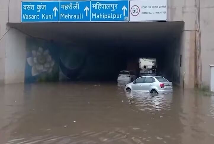 ದಿಲ್ಲಿಯಲ್ಲಿ ಬಿರುಗಾಳಿ ಸಹಿತ ಭಾರಿ ಮಳೆ : ಜನಜೀವನ ಅಸ್ತವ್ಯಸ್ಥ, ವಿಮಾನ ಹಾರಾಟದಲ್ಲಿ ವ್ಯತ್ಯಯ