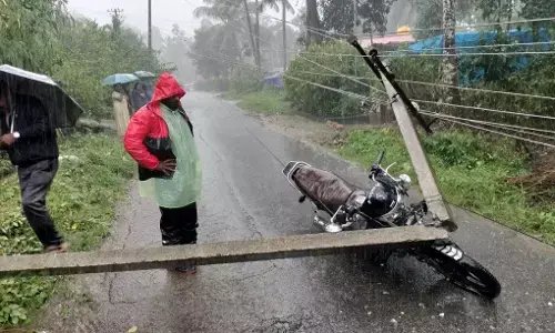 ಕೊಡಗಿನಲ್ಲಿ ಎಡೆಬಿಡದೆ ಸುರಿಯುತ್ತಿರುವ ಮಳೆ; ನೆಲಕ್ಕುರುಳಿದ ನೂರಾರು ವಿದ್ಯುತ್ ಕಂಬಗಳು