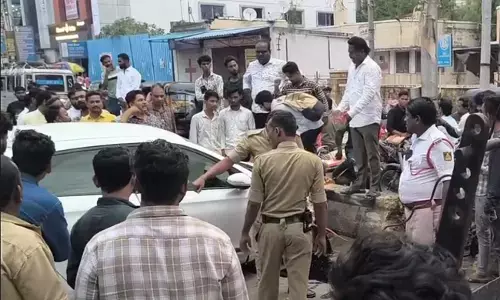 ಕಲಬುರಗಿ | ಚಲಿಸುತ್ತಿದ್ದ ಕಾರಿನ ಟೈರ್ ಸ್ಪೋಟ : ಮೂವರಿಗೆ ಸಣ್ಣಪುಟ್ಟ ಗಾಯ