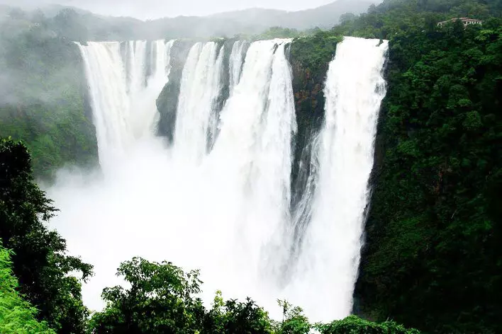 ಪ್ರವಾಸಿಗರನ್ನು ಸೆಳೆಯುತ್ತಿರುವ ಮಲೆನಾಡಿನ ಜಲಪಾತಗಳು