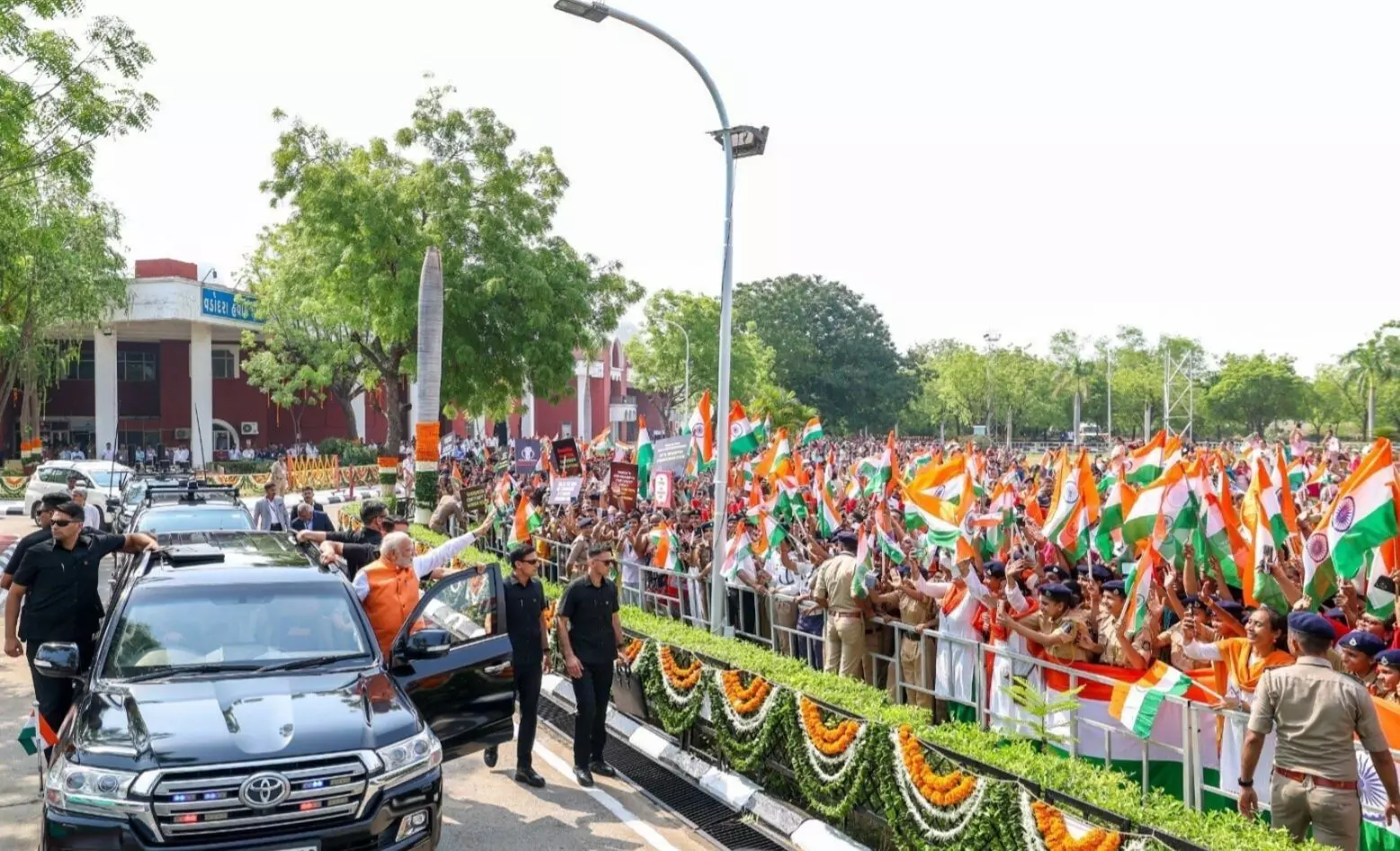 ಎರಡು ದಿನಗಳ ಭೇಟಿಗಾಗಿ ಗುಜರಾತ್ ಗೆ ಆಗಮಿಸಿದ ಪ್ರಧಾನಿ ಮೋದಿ; ವಡೋದರದಲ್ಲಿ ರೋಡ್‌ ಶೋ