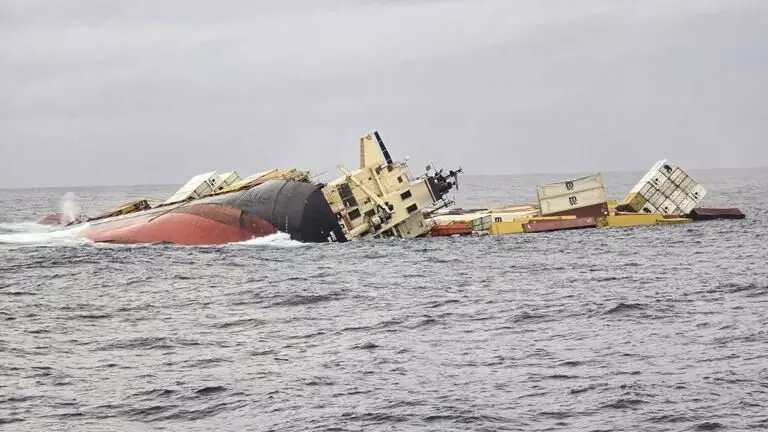 ಕೇರಳ | ದಡ ಸೇರಿದ ಲೈಬೀರಿಯ ಸರಕು ಹಡಗಿನ ಕಂಟೈನರ್ಗಳು: ಸ್ಪರ್ಶಿಸದಂತೆ ಸಾರ್ವಜನಿಕರಿಗೆ ಎಚ್ಚರಿಕೆ ಕೇರಳ | ದಡ ಸೇರಿದ ಲೈಬೀರಿಯ ಸರಕು ಹಡಗಿನ ಕಂಟೈನರ್ಗಳು: ಸ್ಪರ್ಶಿಸದಂತೆ ಸಾರ್ವಜನಿಕರಿಗೆ ಎಚ್ಚರಿಕೆ