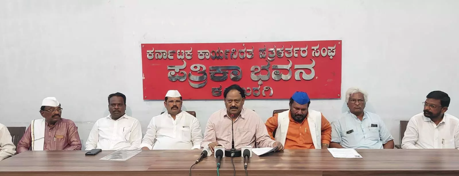 ಕಲಬುರಗಿ | ಛಲವಾದಿ ನಾರಾಯಣಸ್ವಾಮಿ ಅವರನ್ನು ವಿಧಾನ ಪರಿಷತ್ ಸದಸ್ಯ ಸ್ಥಾನದಿಂದ ರದ್ದತಿಗೆ ಆಗ್ರಹಿಸಿ ಮೇ 31ರಂದು ಪ್ರತಿಭಟನೆ: ಡಿ.ಜಿ.ಸಾಗರ್ ಕಲಬುರಗಿ | ಛಲವಾದಿ ನಾರಾಯಣಸ್ವಾಮಿ ಅವರನ್ನು ವಿಧಾನ ಪರಿಷತ್ ಸದಸ್ಯ ಸ್ಥಾನದಿಂದ ರದ್ದತಿಗೆ ಆಗ್ರಹಿಸಿ ಮೇ 31ರಂದು ಪ್ರತಿಭಟನೆ: ಡಿ.ಜಿ.ಸಾಗರ್