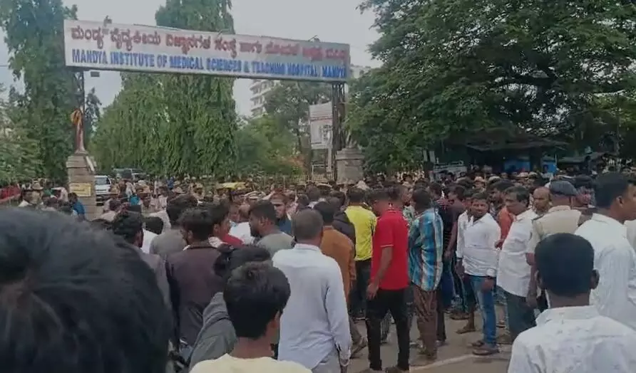 ಮಂಡ್ಯ | ವಾಹನ ತಪಾಸಣೆ ವೇಳೆ ಬೈಕ್‌ನಿಂದ ಬಿದ್ದು ಮಗು ಮೃತ್ಯು;  ಆಕ್ರೋಶಗೊಂಡ ಸಾರ್ವಜನಿಕರಿಂದ ರಸ್ತೆ ತಡೆದು ಪ್ರತಿಭಟನೆ