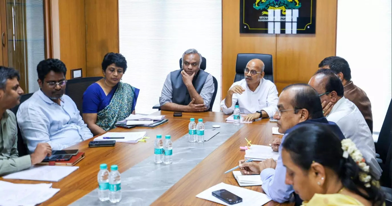 371 ‘ಜೆ’ ಅಡಿ ಹುದ್ದೆಗಳ ಆಯ್ಕೆ ನಿಯಮಾನುಸಾರ ನಡೆಸಿ : ಅಧಿಕಾರಿಗಳಿಗೆ ಪ್ರಿಯಾಂಕ್ ಖರ್ಗೆ ಸೂಚನೆ 371 ‘ಜೆ’ ಅಡಿ ಹುದ್ದೆಗಳ ಆಯ್ಕೆ ನಿಯಮಾನುಸಾರ ನಡೆಸಿ : ಅಧಿಕಾರಿಗಳಿಗೆ ಪ್ರಿಯಾಂಕ್ ಖರ್ಗೆ ಸೂಚನೆ