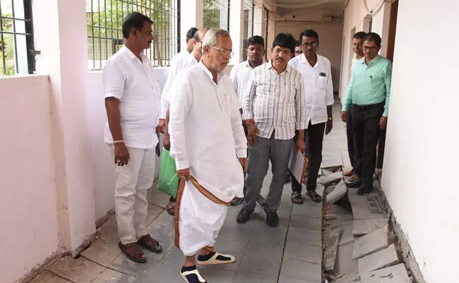 ಯಾದಗಿರಿ | ಸರ್ಕಾರಿ ಪದವಿ ಕಾಲೇಜಿನ ಕೋಣೆಗಳ ನೆಲಹಾಸಿಗೆ ಕುಸಿತ : ಕೂಡಲೇ ಸರಿಪಡಿಸಲು ಶಾಸಕ ಪಾಟೀಲ್ ಸೂಚನೆ ಯಾದಗಿರಿ | ಸರ್ಕಾರಿ ಪದವಿ ಕಾಲೇಜಿನ ಕೋಣೆಗಳ ನೆಲಹಾಸಿಗೆ ಕುಸಿತ : ಕೂಡಲೇ ಸರಿಪಡಿಸಲು ಶಾಸಕ ಪಾಟೀಲ್ ಸೂಚನೆ