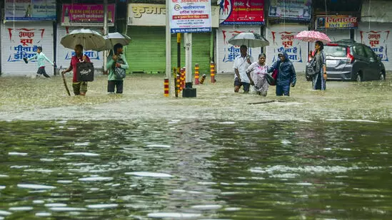 ಮುಂಬೈನಲ್ಲಿ ಮಹಾ ಮಳೆ: ಶತಮಾನದ ದಾಖಲೆ ಮುರಿದ ವರ್ಷಧಾರೆ