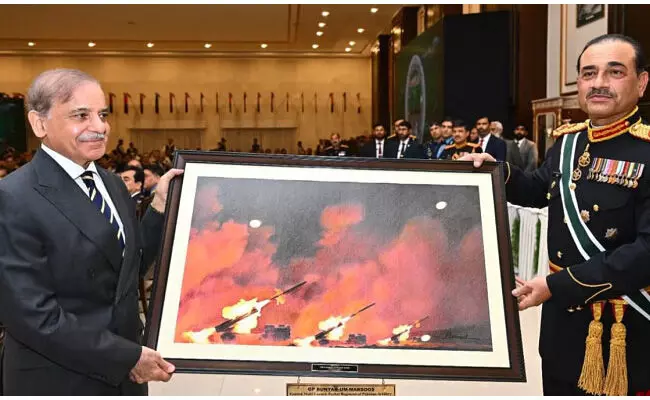 ಭಾರತದ ವಿರುದ್ಧದ ಕಾರ್ಯಚರಣೆ ಎಂದು ಚೀನಾದ ಕವಾಯತಿನ ಫೋಟೊವನ್ನು ಶಹಬಾಝ್ ಷರೀಫ್ಗೆ ಉಡುಗೊರೆ ನೀಡಿದ ಪಾಕ್ ಸೇನಾ ಮುಖ್ಯಸ್ಥ! ಭಾರತದ ವಿರುದ್ಧದ ಕಾರ್ಯಚರಣೆ ಎಂದು ಚೀನಾದ ಕವಾಯತಿನ ಫೋಟೊವನ್ನು ಶಹಬಾಝ್ ಷರೀಫ್ಗೆ ಉಡುಗೊರೆ ನೀಡಿದ ಪಾಕ್ ಸೇನಾ ಮುಖ್ಯಸ್ಥ!